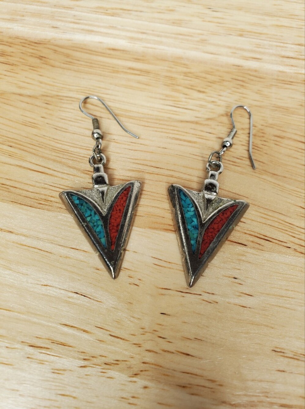 Vtg Southwestern Crushed Turquoise & Coral Arrowhead Earrings Pewter EGE 90